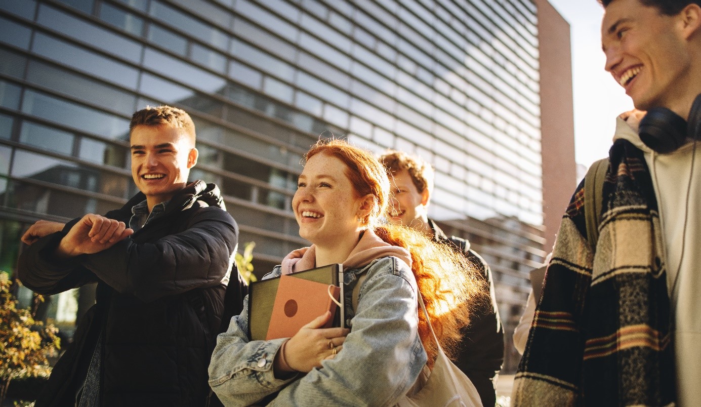 Studenci idą na zajęcia