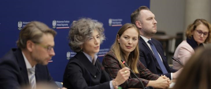 Od lewej: Kierownik w Dyrekcji Generalnej (DG EMPL) Christoph Nerlich, Dyrektorka w Dyrekcji Generalnej (DG REGIO) Emma Toledano-Laredo, minister MFiPR Katarzyna Pełczyńska-Nałęcz, wiceminister Konrad Wojnarowski