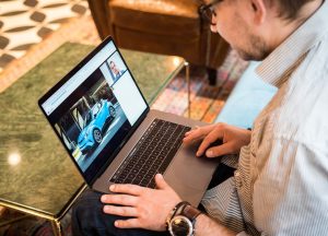 Mężczyzna przegląda strony na laptopie