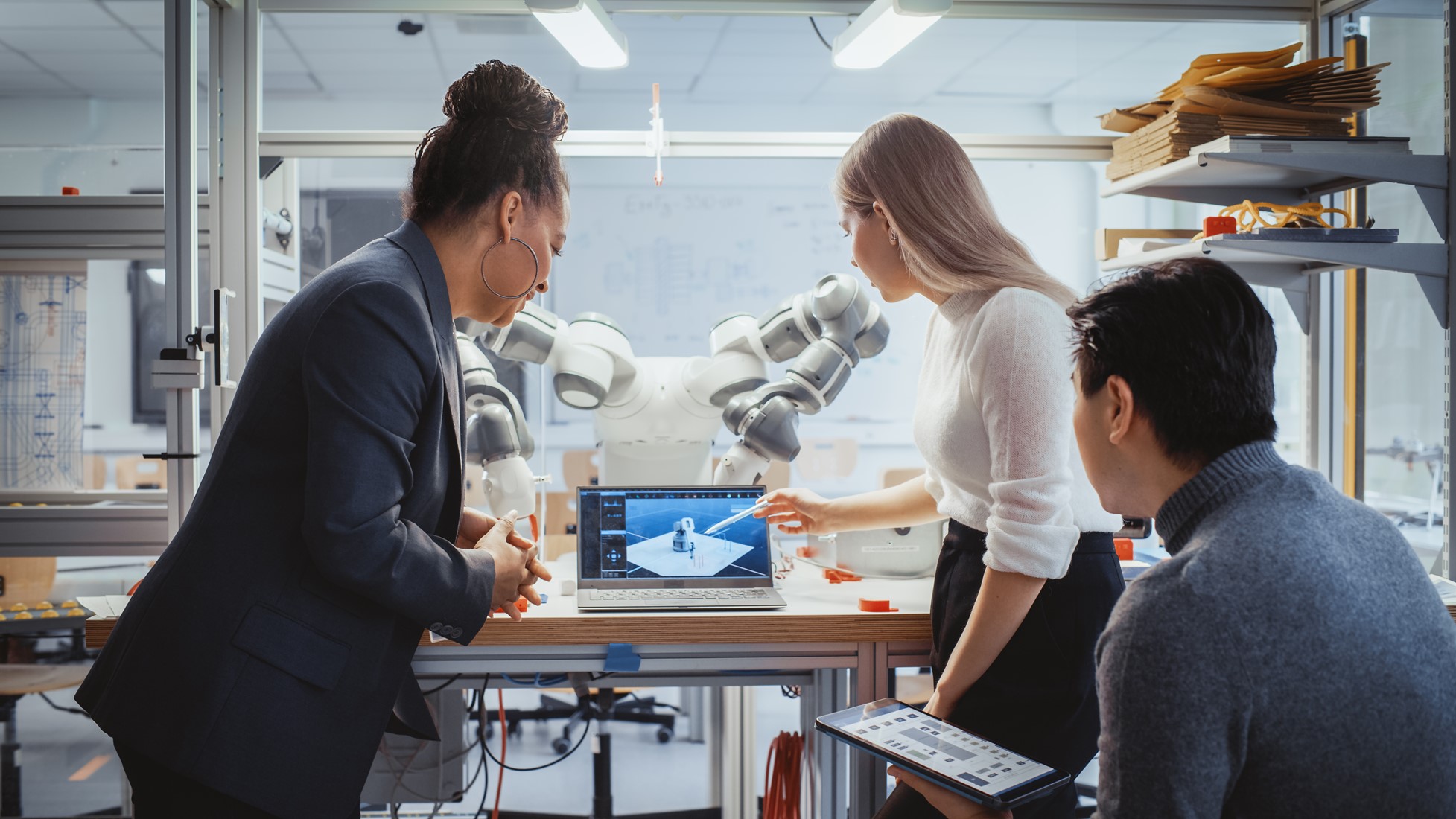 Spotkanie projektowe, pracownicy omawiają projekt wyświetlany na ekranie