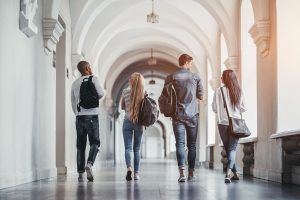 Studenci idą korytarzem