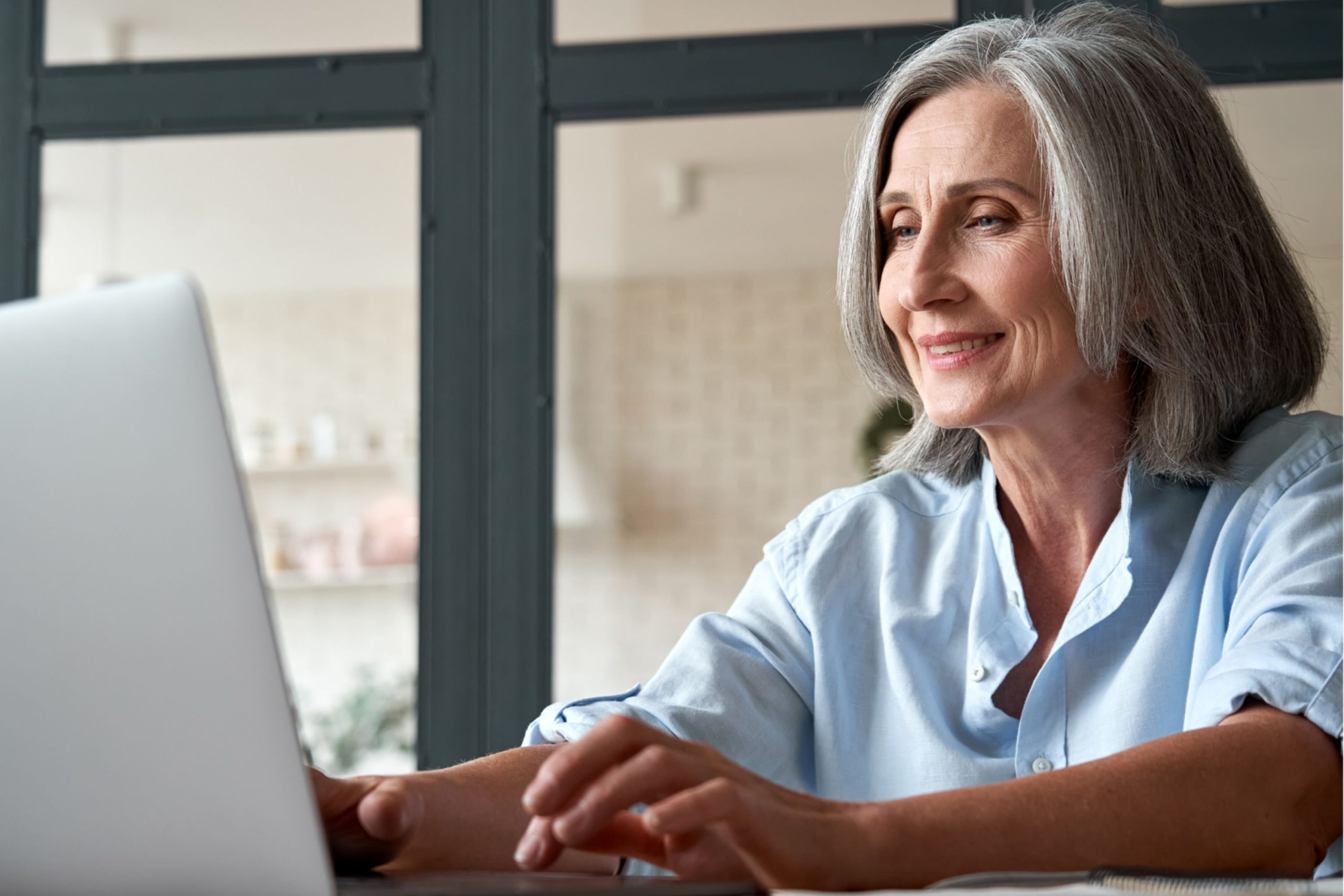 Kobieta pracuje przy komputerze