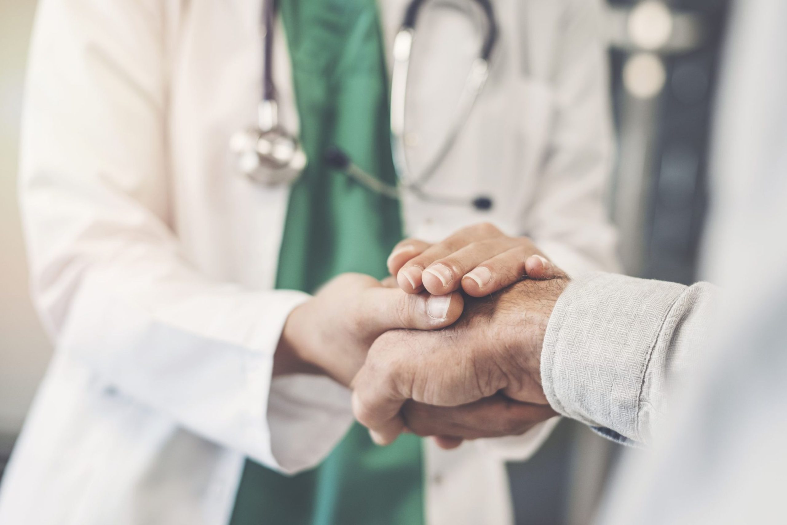 Lekarz ściska dłoń pacjenta