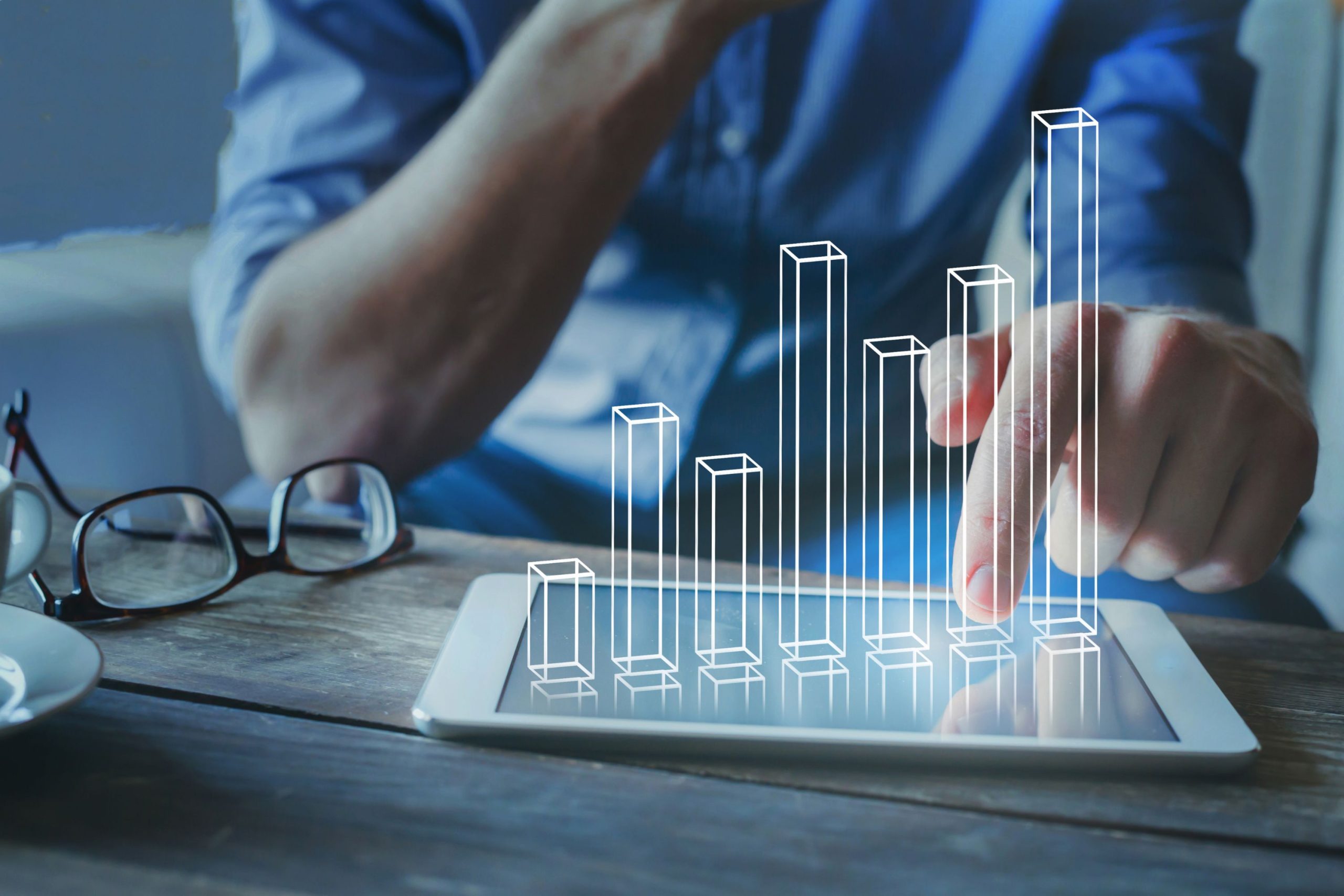 Mężczyzna pracuje na tablecie