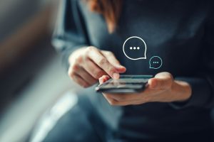 Kobieta pisze wiadomość na telefonie