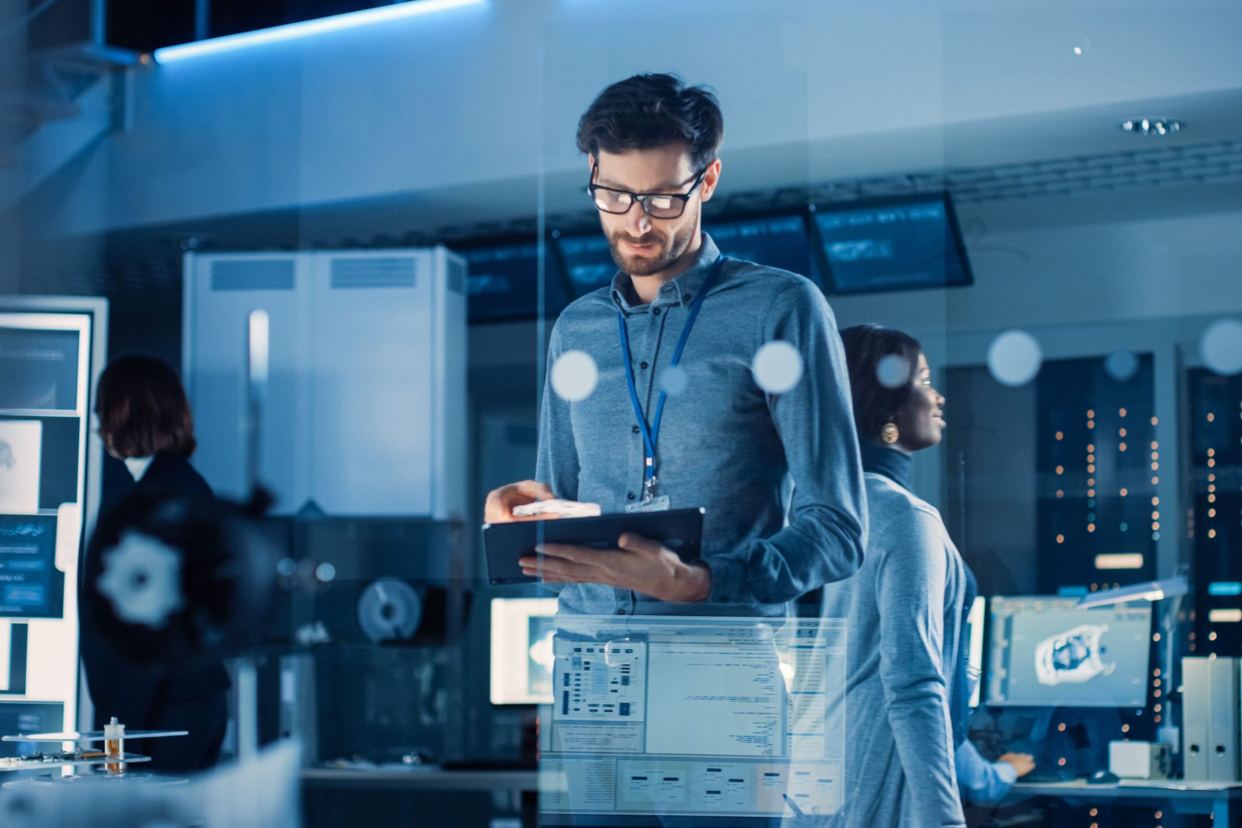 Pracownik nowoczesnej firmy sprawdza coś na tablecie