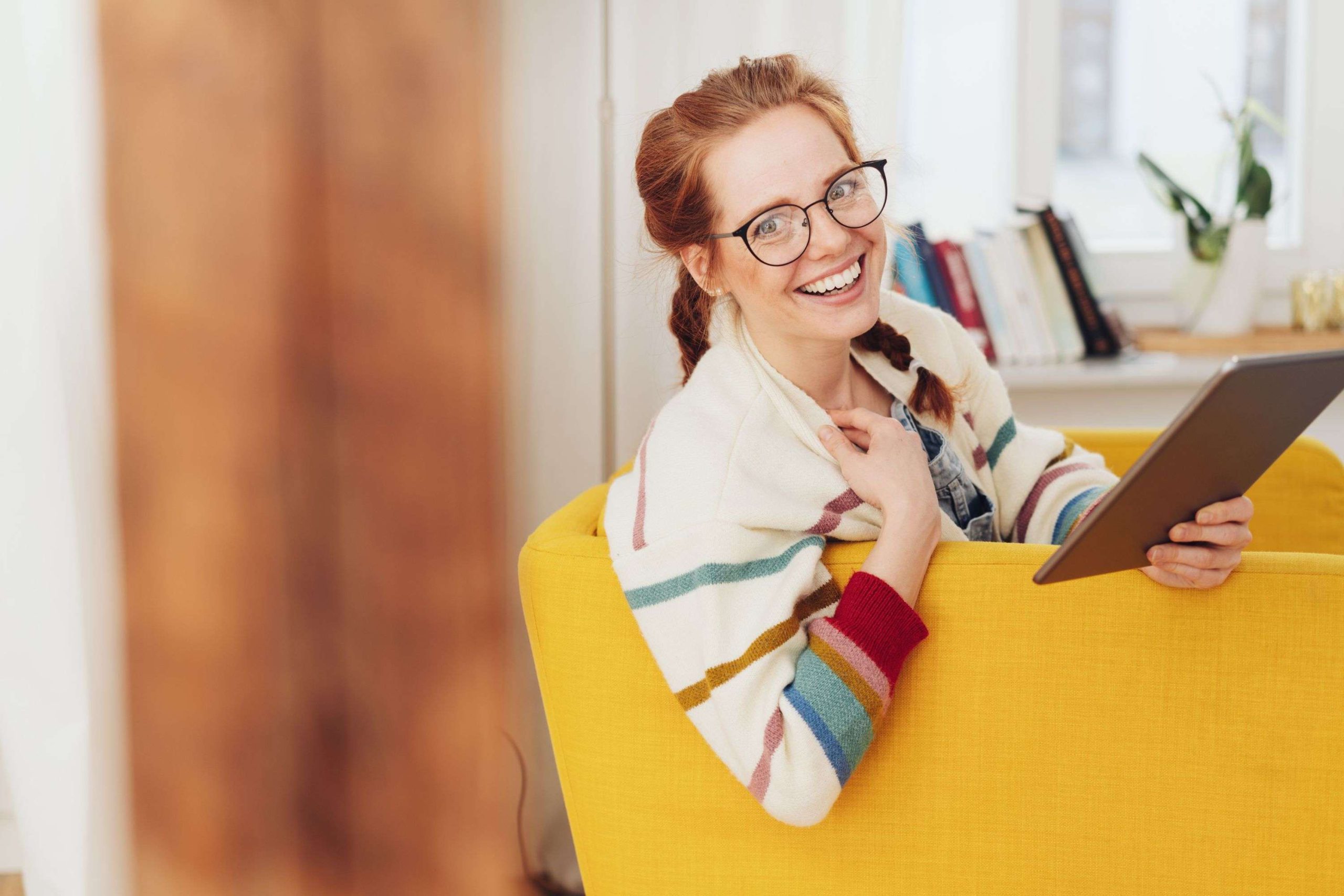 Młoda dziewczyna z tabletem w ręku