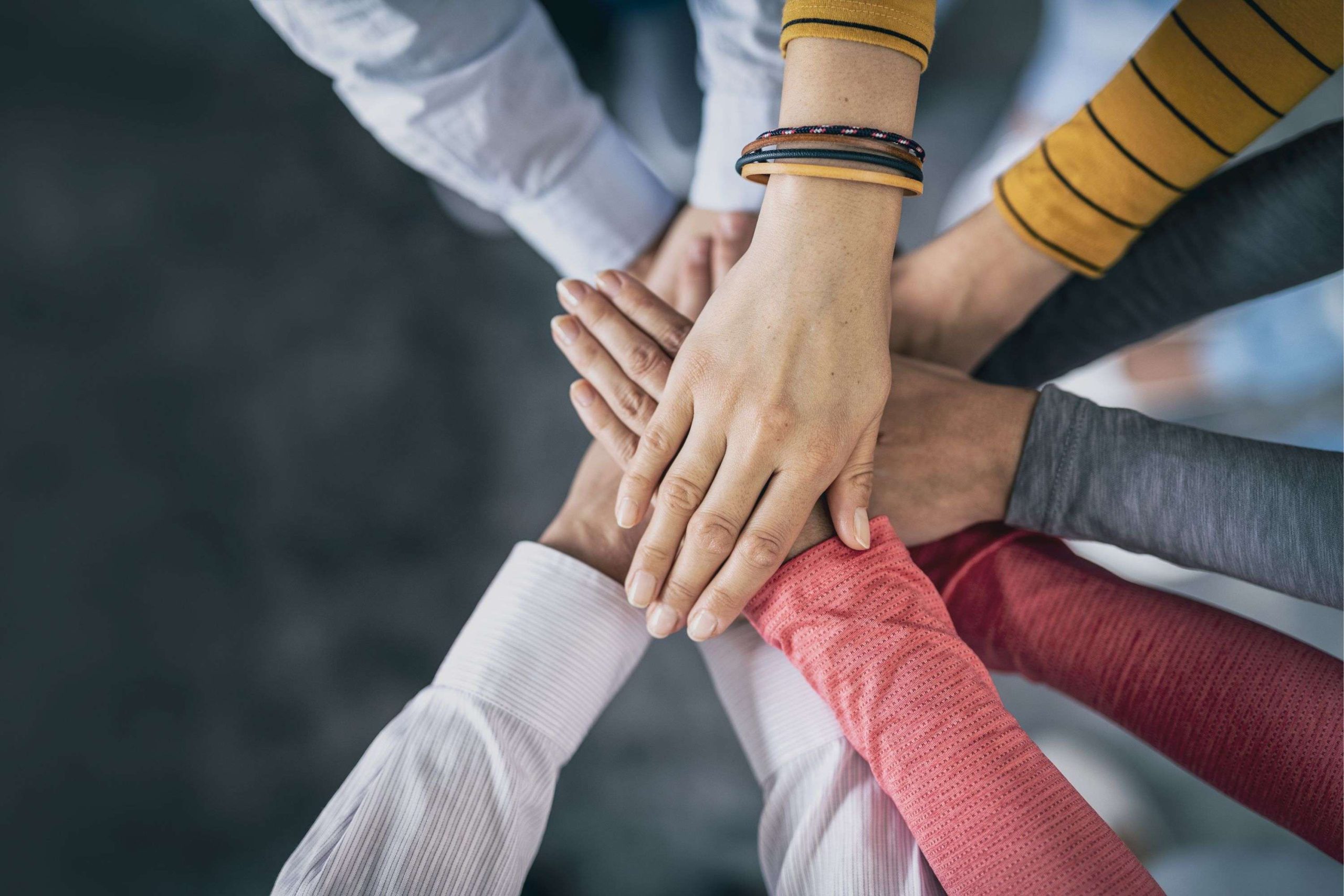 Dłonie różnych osób jedna na drugiej 