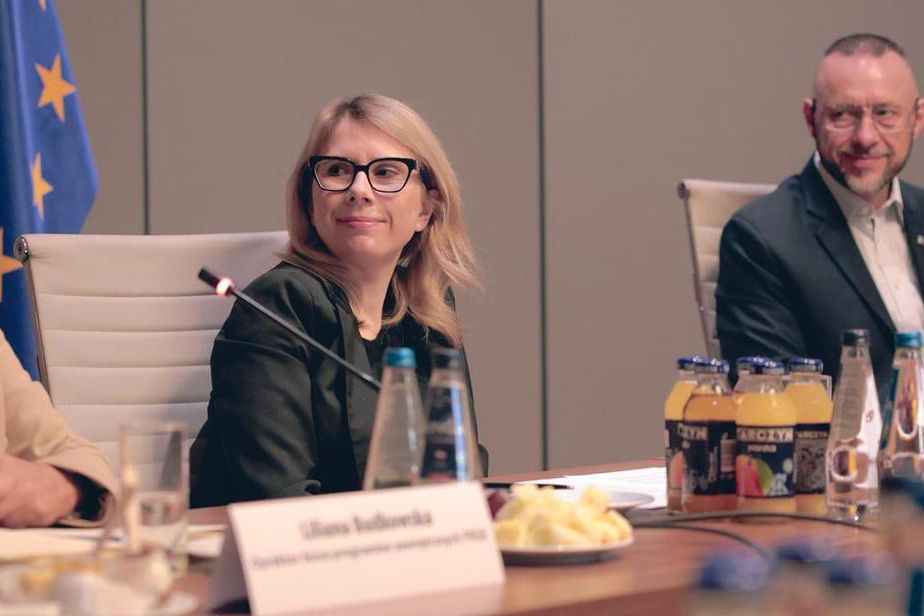 Ministra Sikora na spotkaniu, siedząca za stołem konferencyjnym