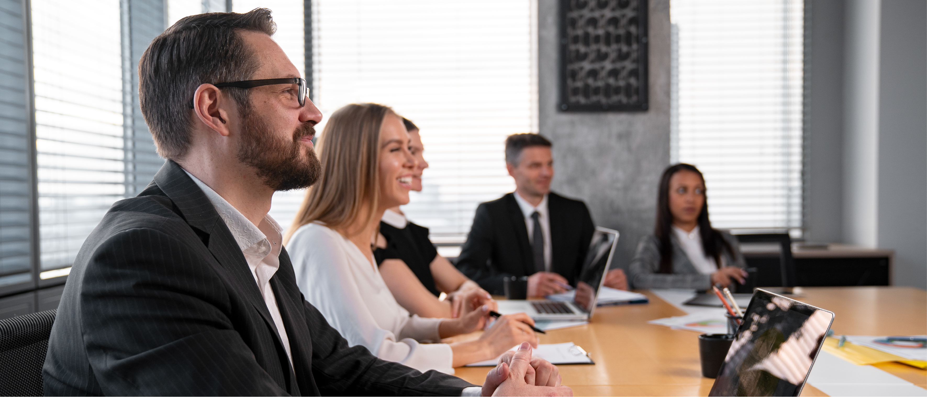 grupa osób w sali szkoleniowej