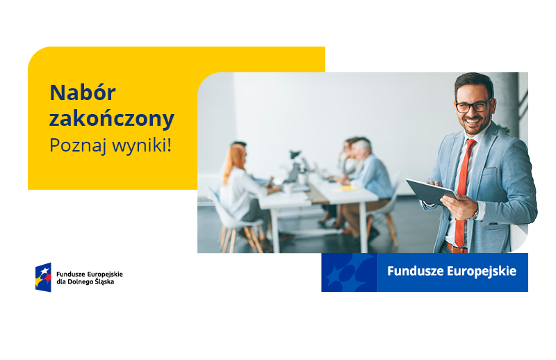 Grafika przedstawia uśmiechniętego mężczyznę z tabletem i napis „Nabór zakończony. Poznaj wyniki!”.