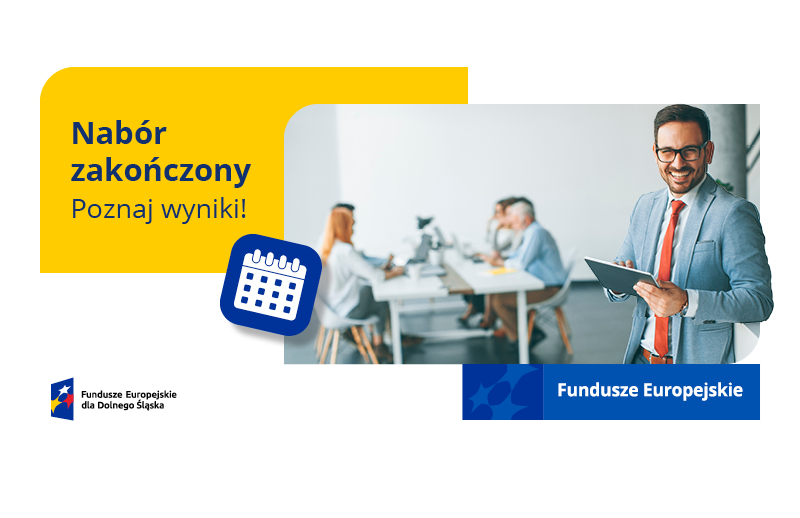 uśmiechnięty mężczyzna w garniturze