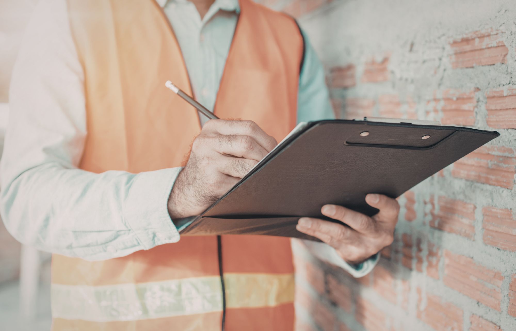 na zdjęciu Konserwator zabytków