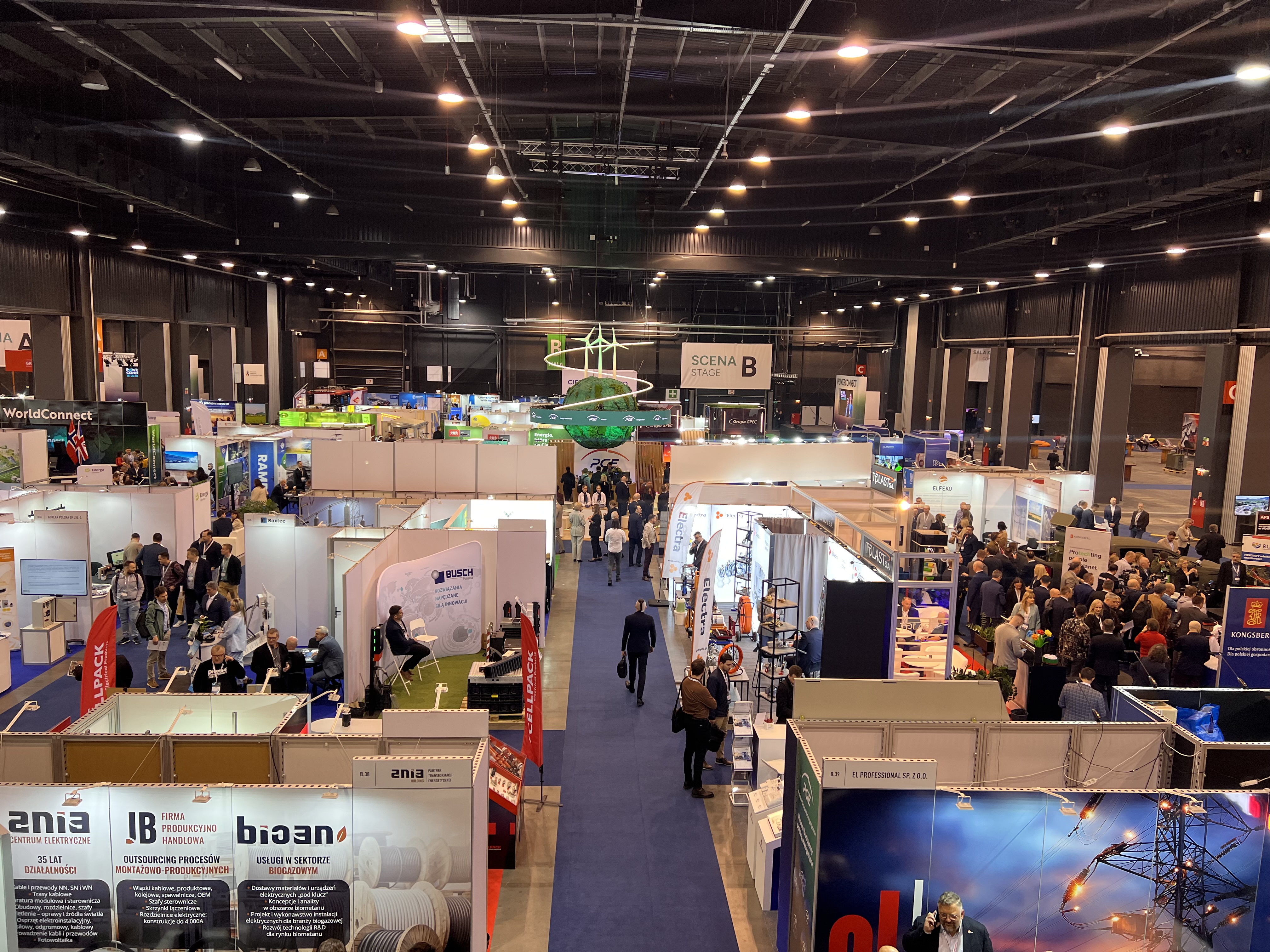 Widok na stoiska targowe w hali z lotu ptaka