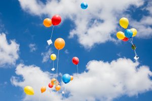 Kolorowe balony wzlatujące w niebo