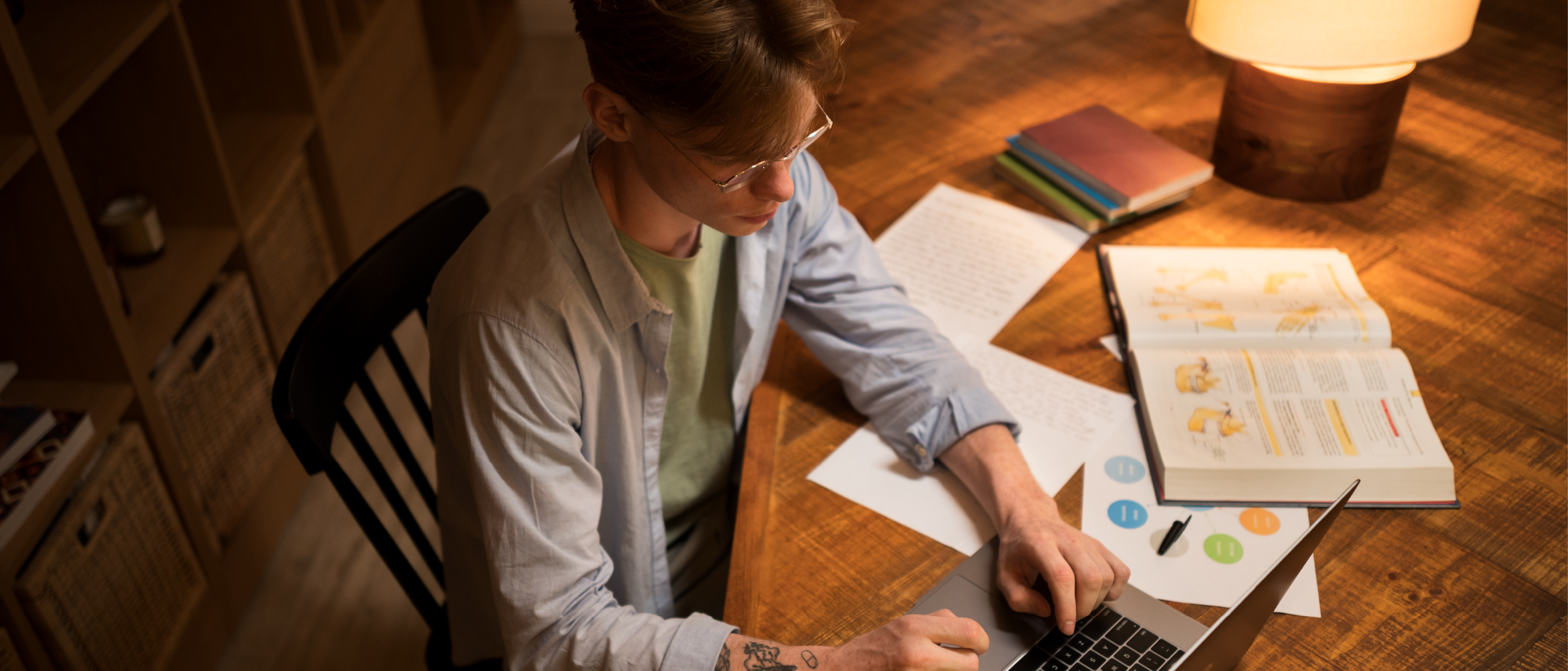 mężczyzna pracuje przy biurku na laptopie