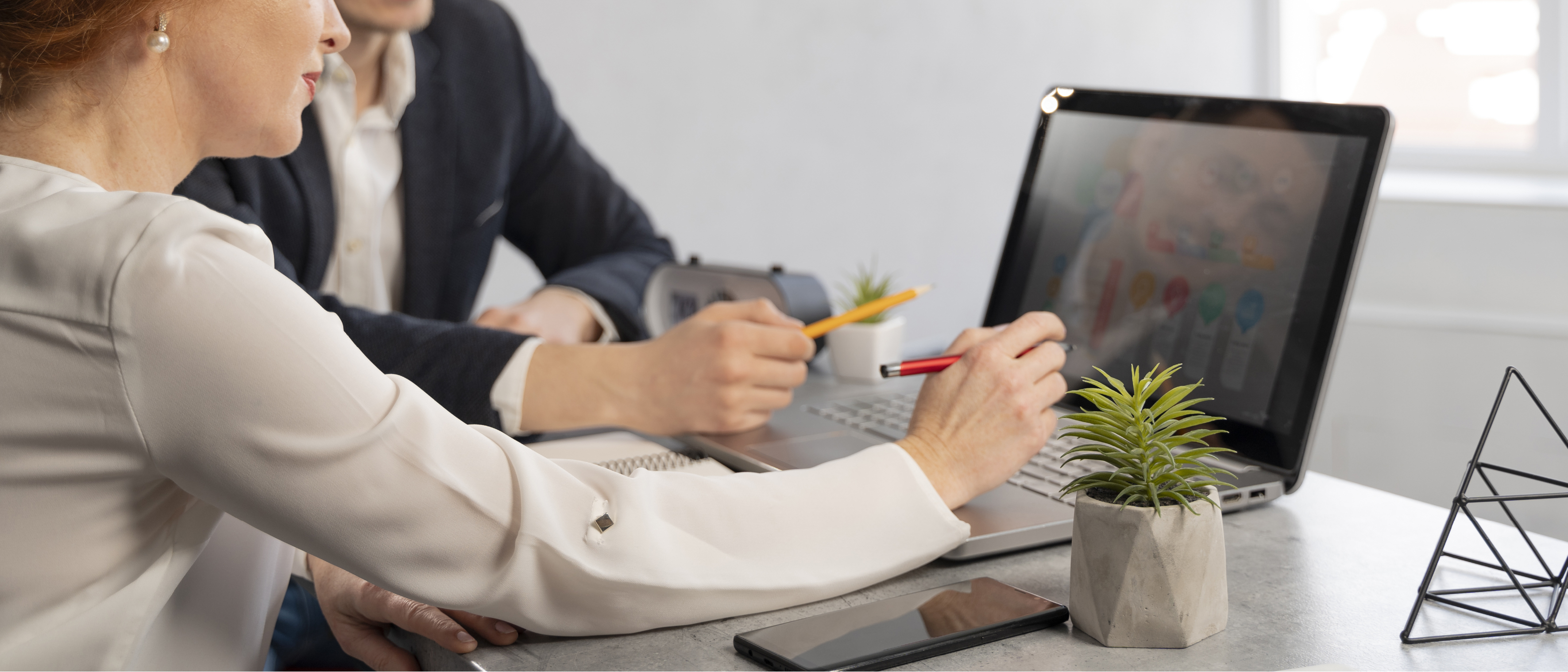 Dwie osoby pracują przy komputerze