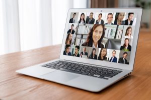 zdjęcie przedstawia ekran laptopa, na którym widać ludzi uczestniczących w webinarium