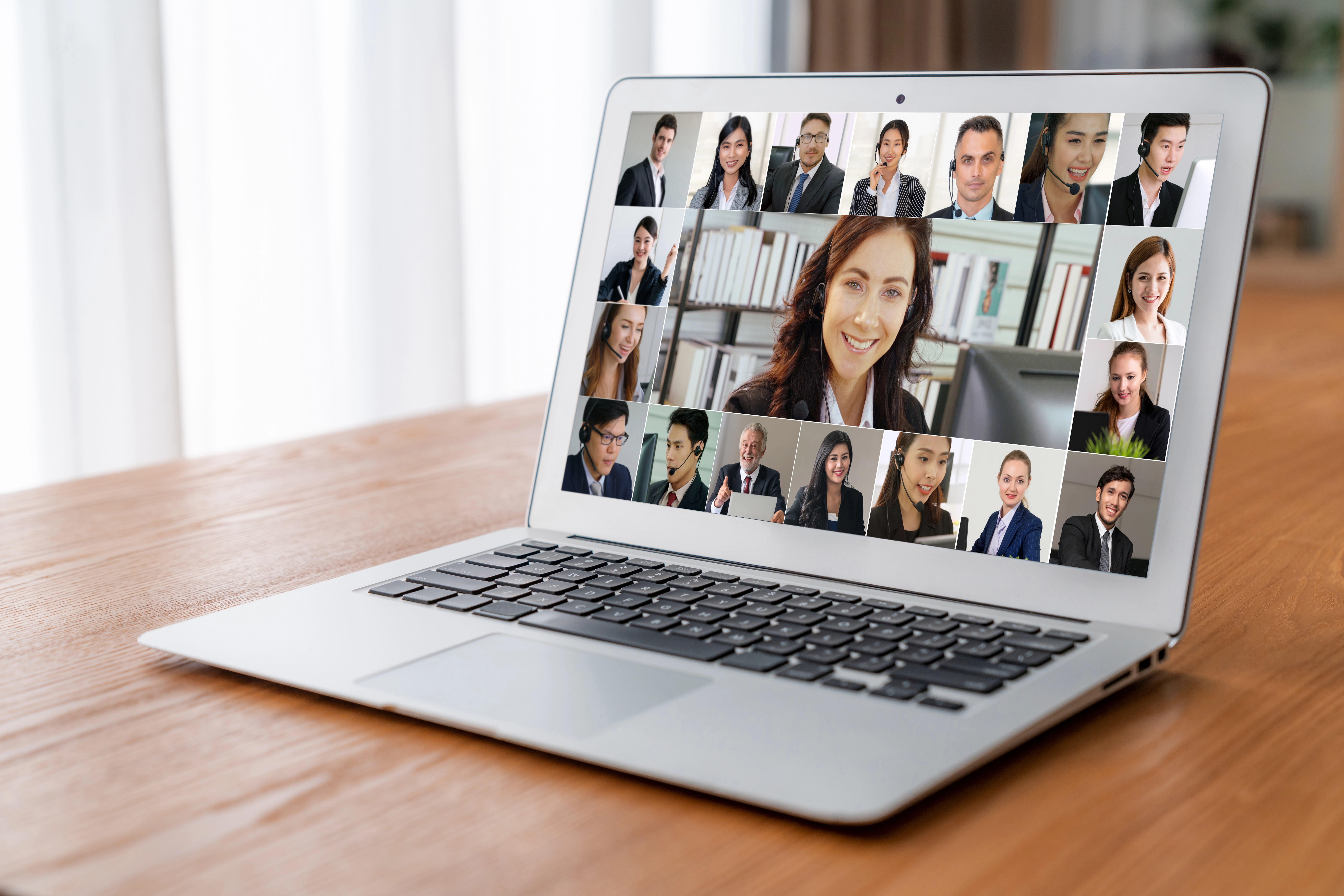 zdjęcie przedstawia ekran laptopa, na którym widać ludzi uczestniczących w webinarium