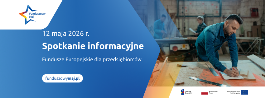 Mężczyzna szkicujący w notatniku w pracowni stolarskiej.