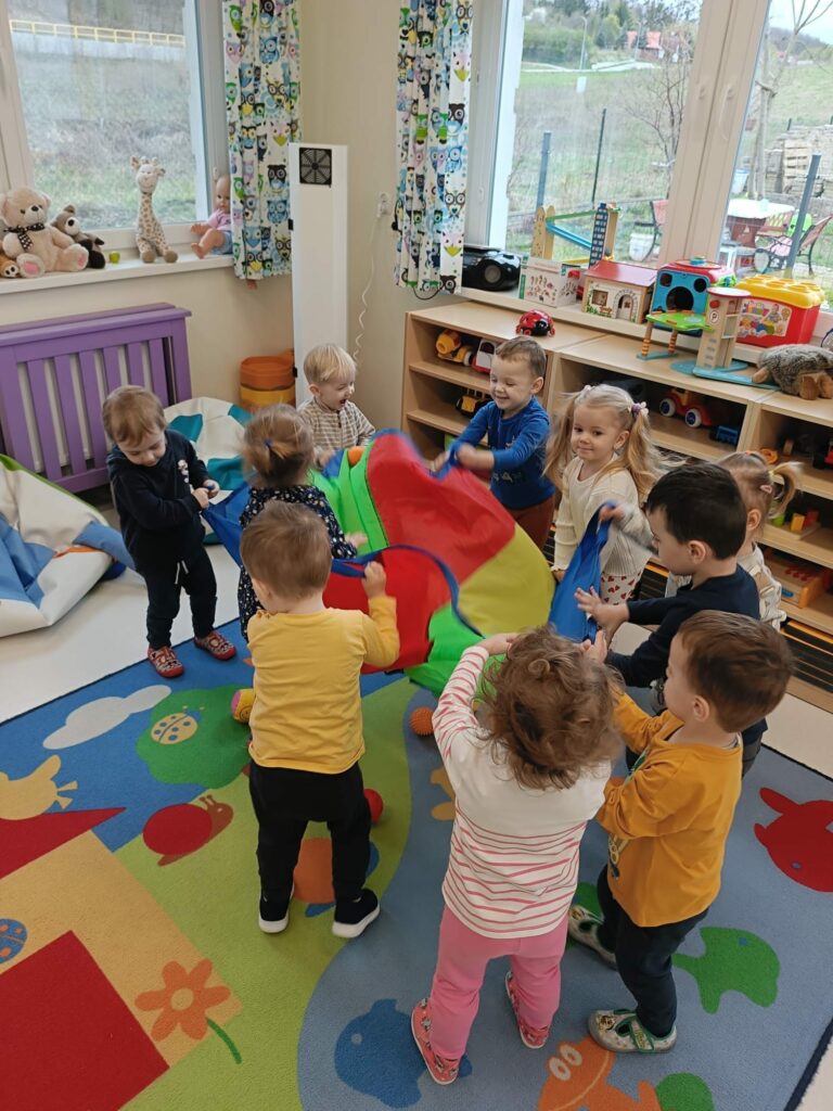 dzieci bawiące się w przedszkolu