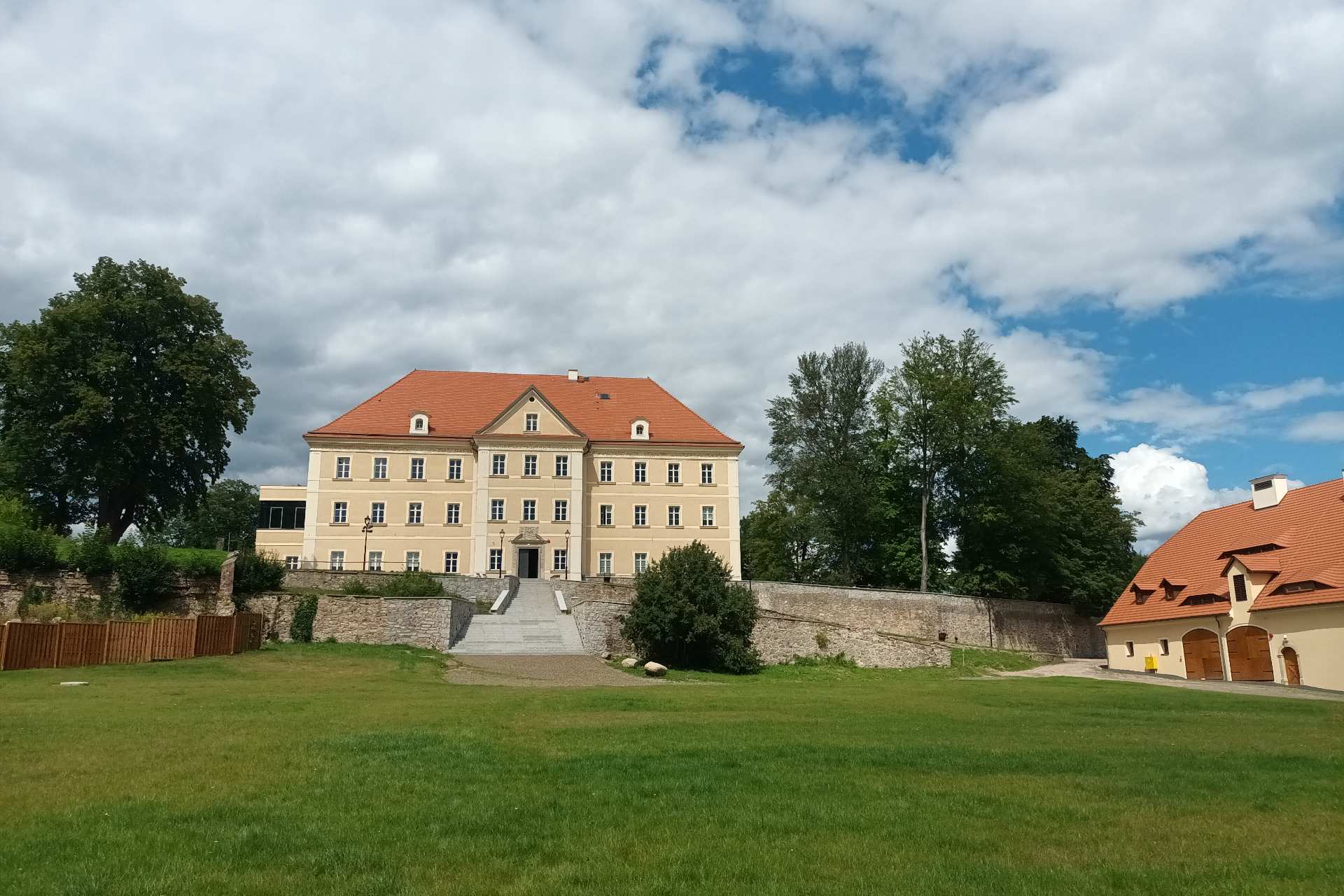 Pałac Sobieszów na tle parku