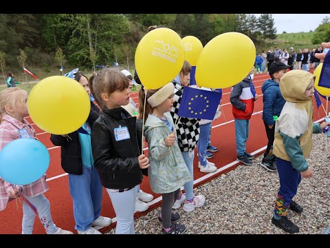 dzieci trzymające balony w dłoniach 