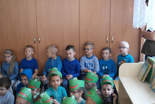 dzieci bawiące się w przedszkolu
