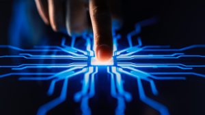 Zdjęcie pokazuje palec przyciskający ekran urządzenia elektronicznego
