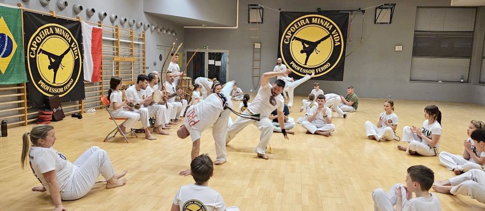 osoby prezentują sztuki walki capoeira
