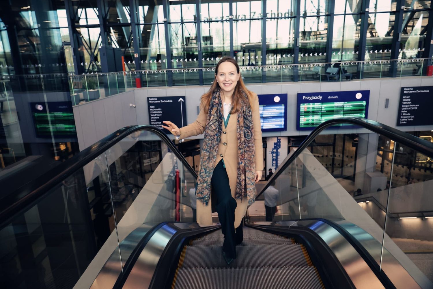 Minister Katarzyna Pełczyńska-Nałęcz na dworcu kolejowym