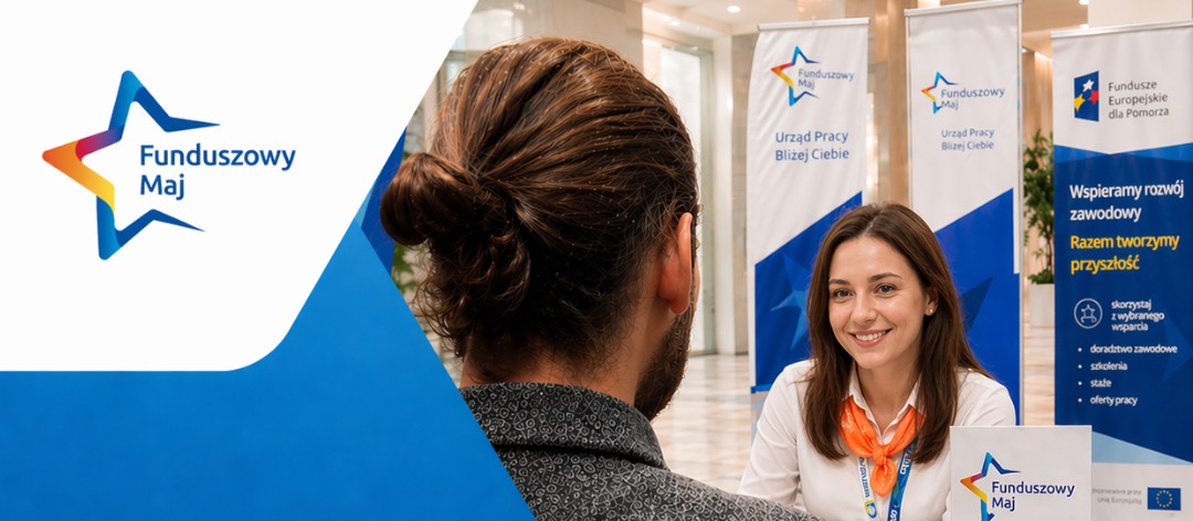 Zdjęcie przedstawiające rozmowę młodej kobiety (doradcy) z mężczyzną przy biurku w Powiatowym Urzędzie Pracy. Na grafice widoczne są logotypy akcji „Funduszowy Maj”, Unii Europejskiej oraz informacja 