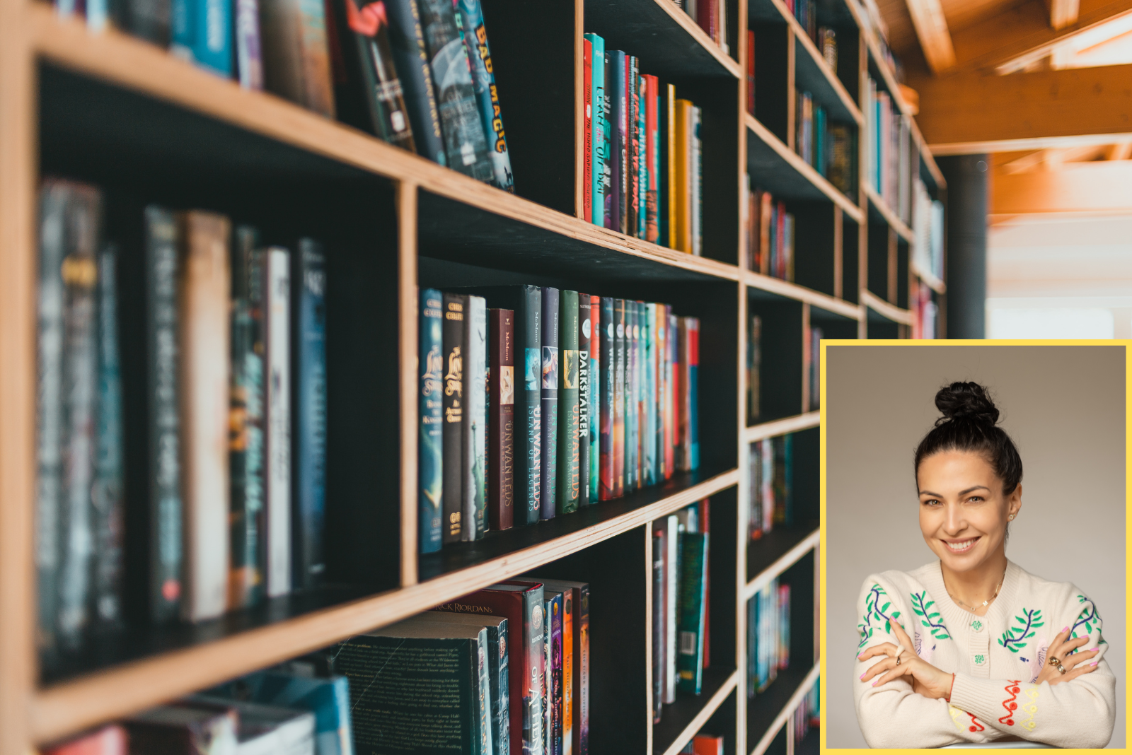 regał z książkami w bibliotece oraz zdjęcie Kingi Paruzel finalistki MasterChefa