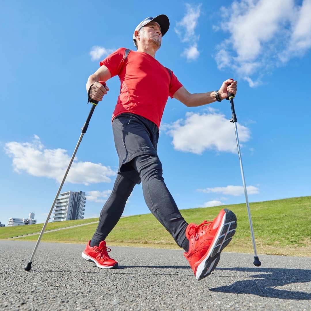 mężczyzna idący z kijami nordic walking