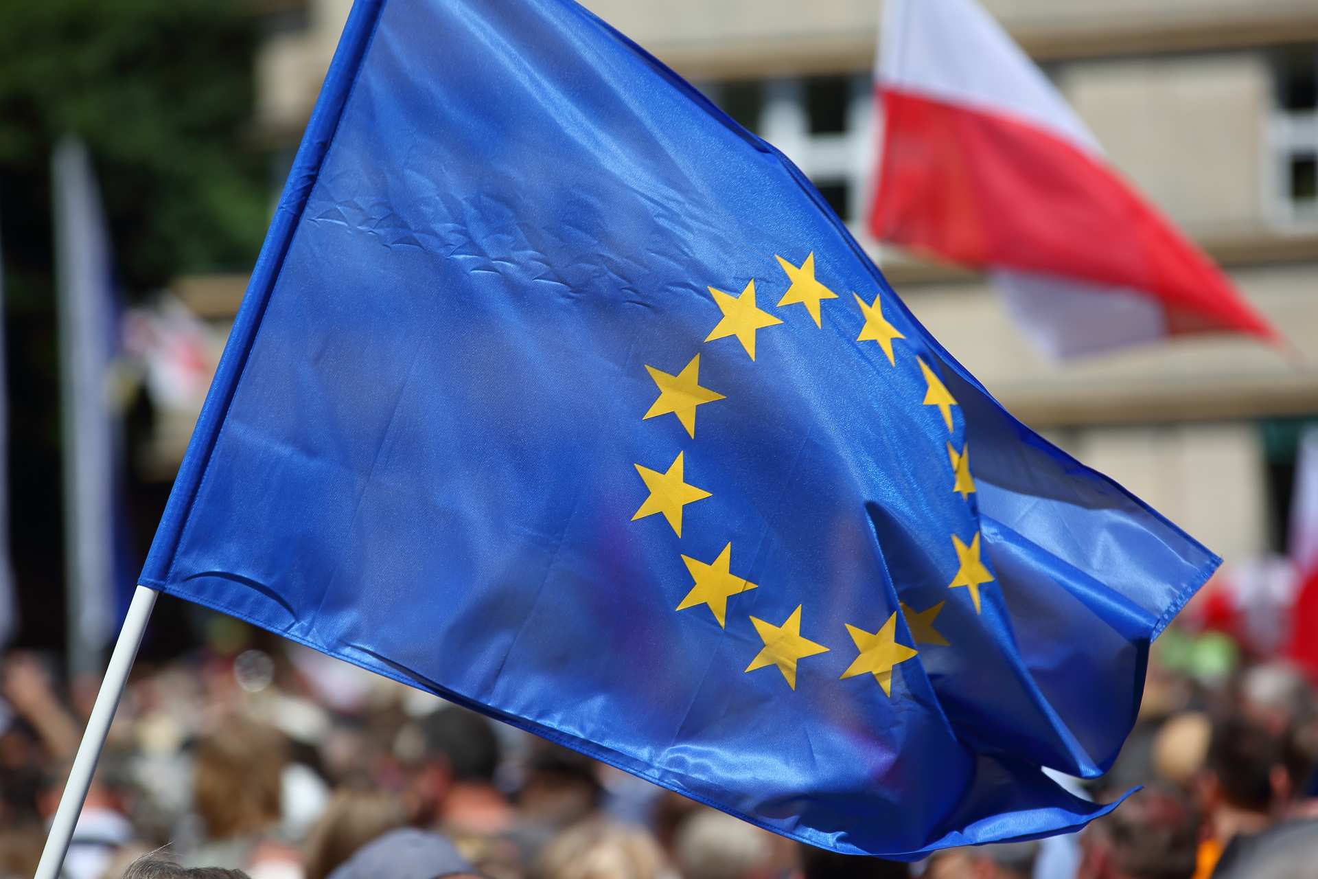 Na zdjęciu flagi Polski i UE. Fot. Wioletta_Adobe Stock