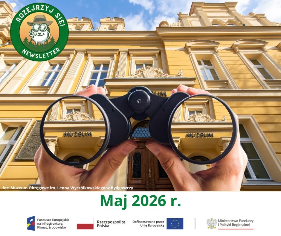 Na zdjęciu dłonie trzymające lornetkę. w szkłach lornetki zbliżenie na budynek Muzeum Okręgowego im. Leona Wyczółkowskiego w Bydgoszczy. Na dole napis maj 2026 i ciągi znaków unijnych.