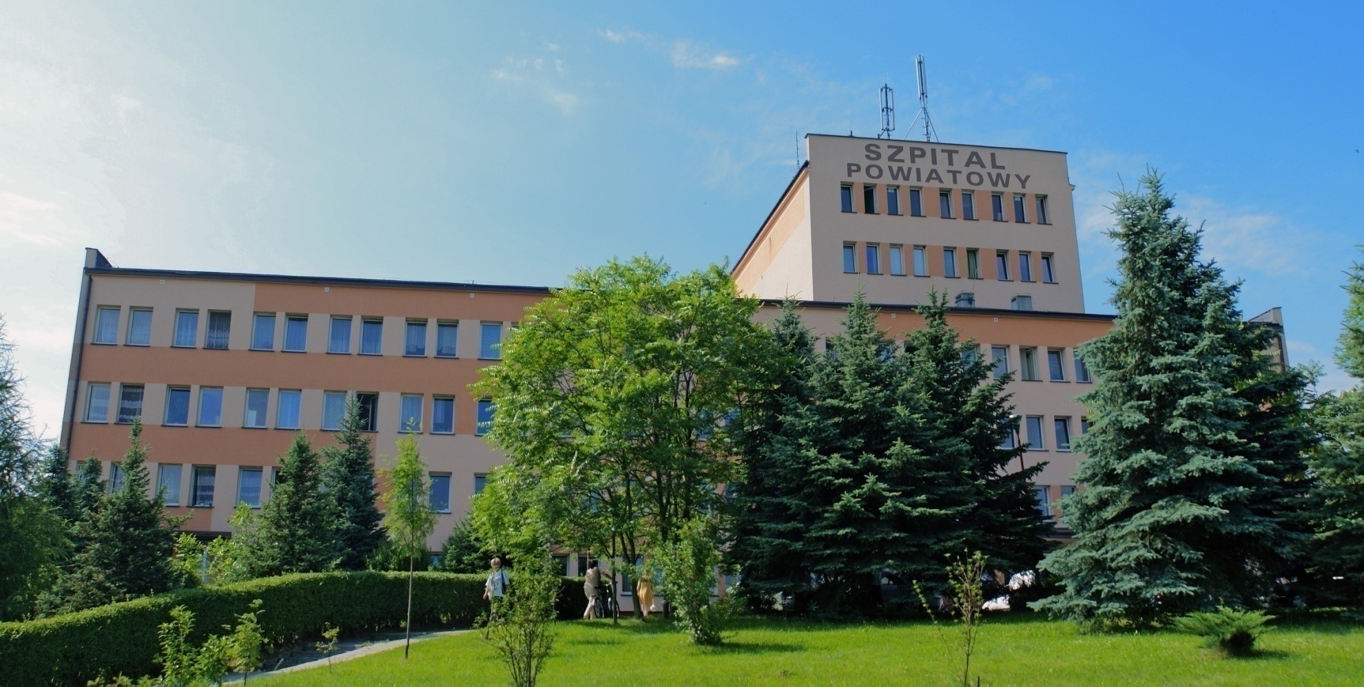 Samodzielny Publiczny Zespół Opieki Zdrowotnej w Brzesku na tle zieleni