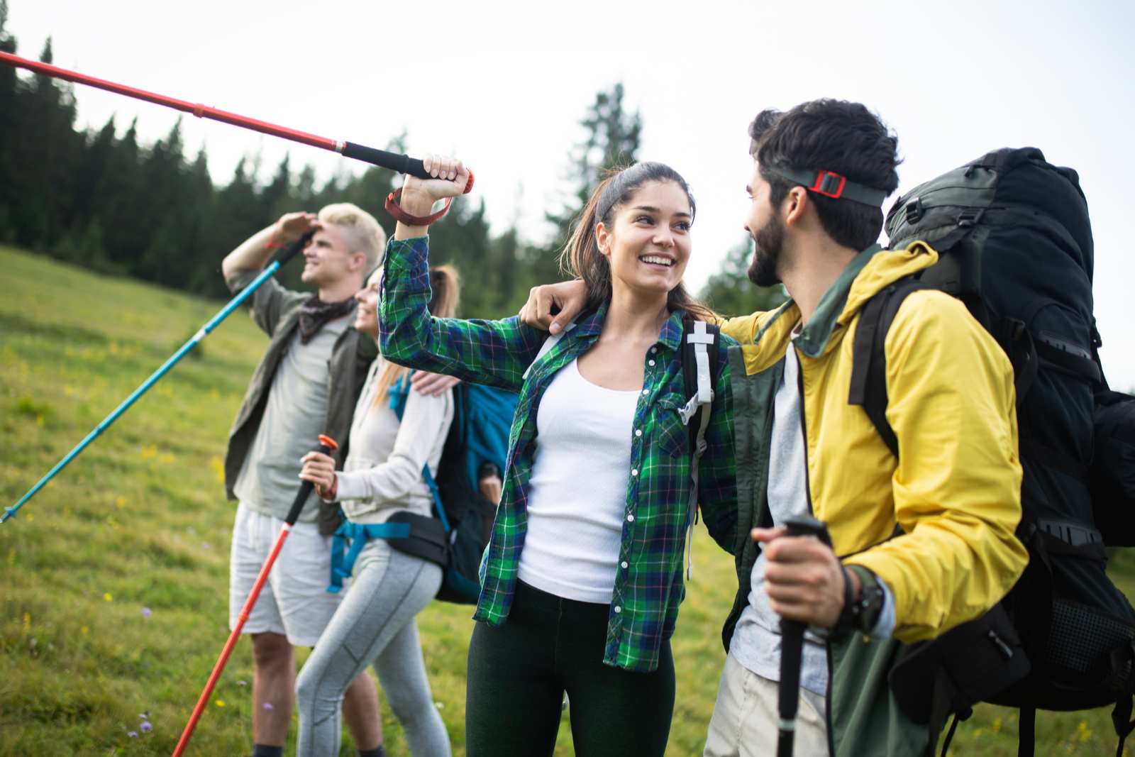 osoby z kijkami do nordic walking podczas spaceru w plenerze