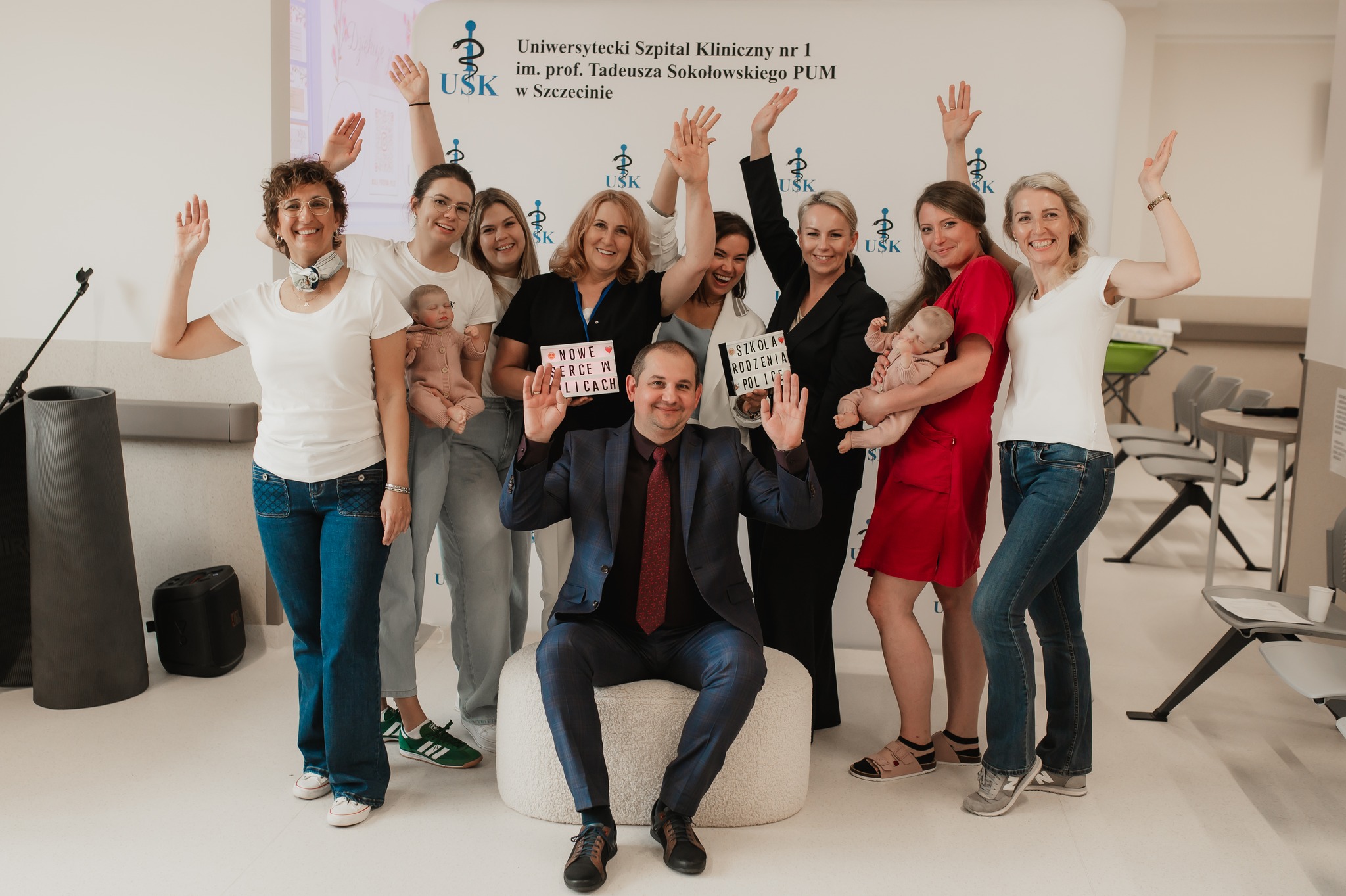 grupa uśmiechniętych ludzi pracujących w szpitalu