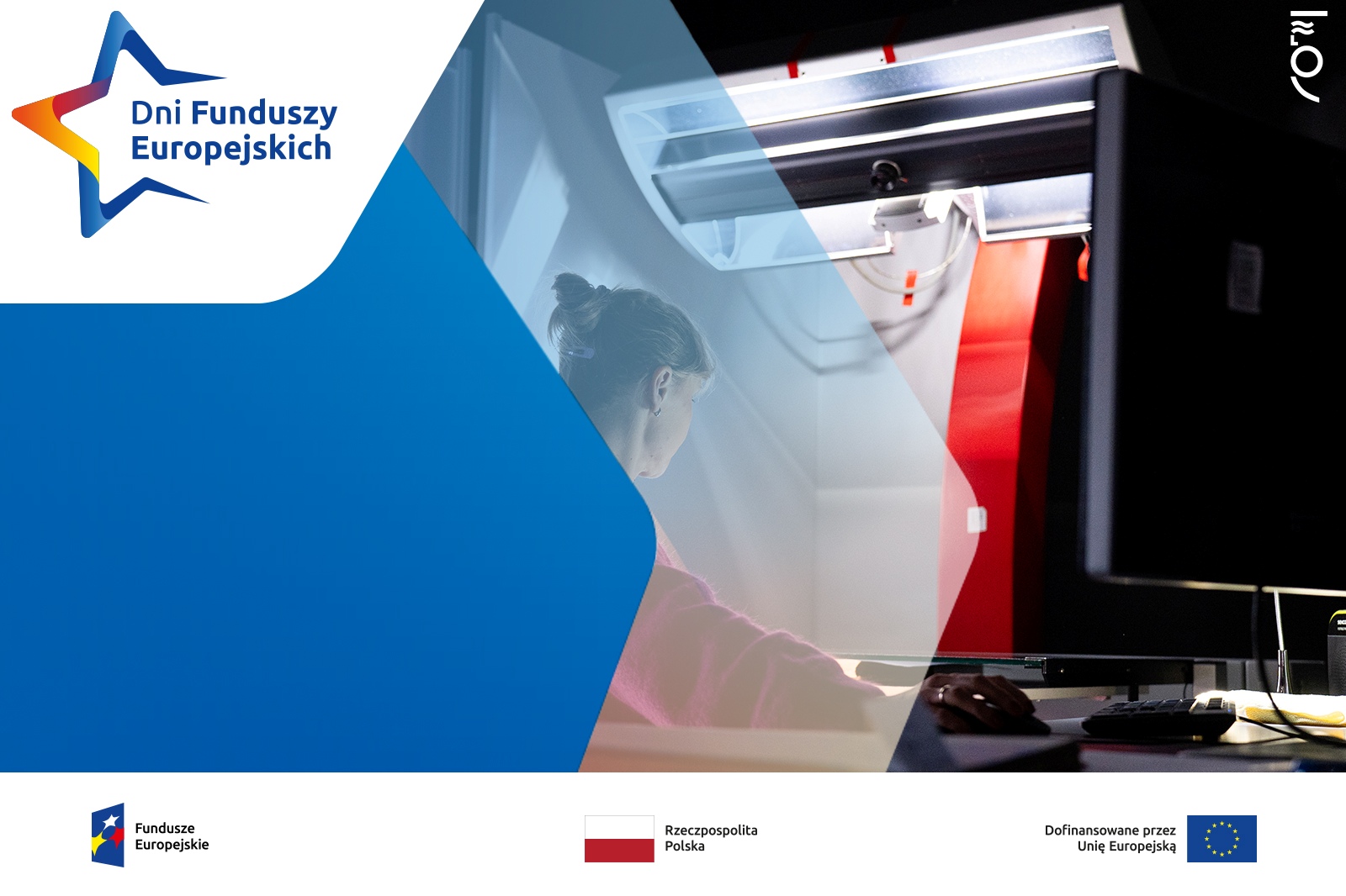 Osoba digitalizuje materiały 