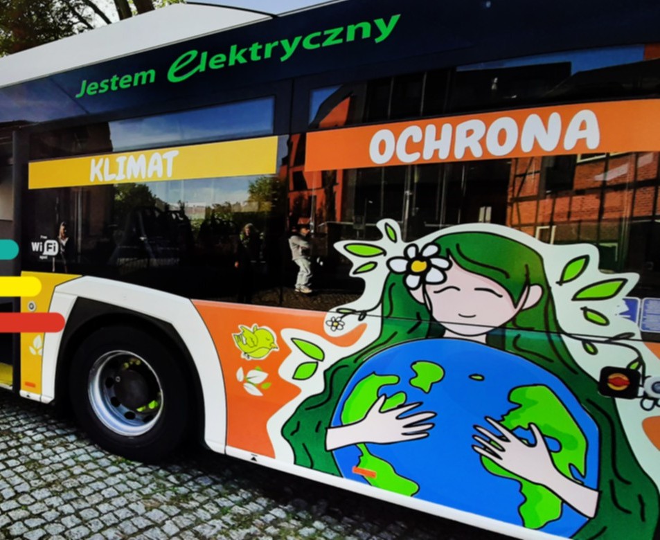 Ekologiczny autobus z napisami klimat i ochrona