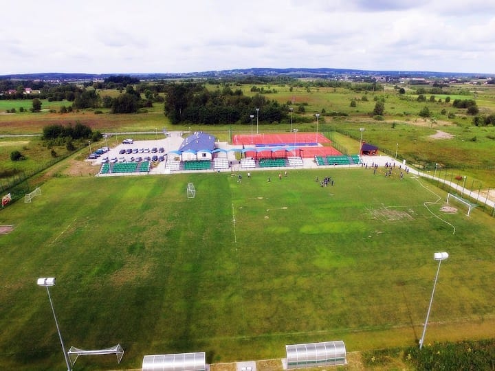 widok z lotu ptaka na boisko do piłki nożnej oraz kompleks sportowy