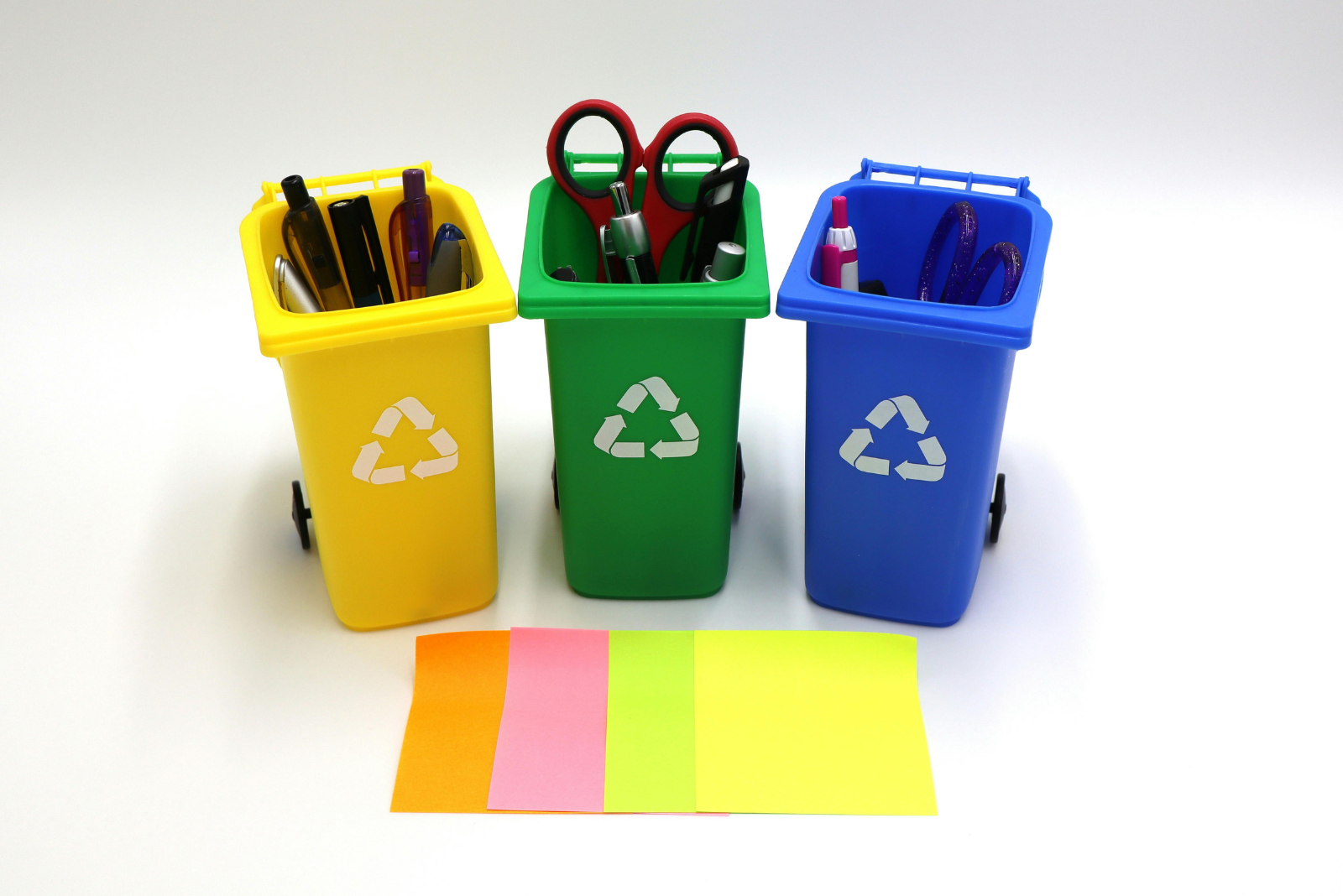 pojemniki na przybory szkolne w kształcie i kolorach koszy do recyclingu