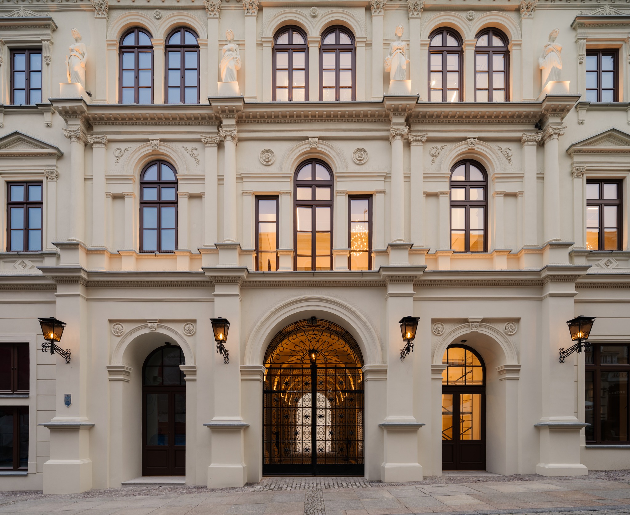widok na budynek kamienicy w której mieści się teatr żeromskiego w kielcach