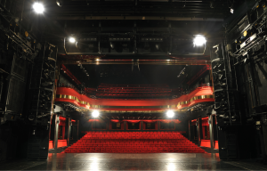 Na zdjęciu widać scenę oraz krzesła widowni w teatrze