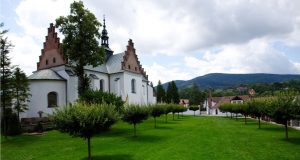 Obiekt sakralny z ogrodem
