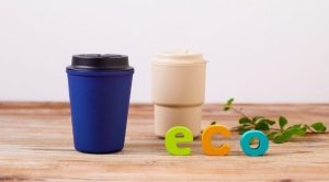Zdjęcie prezentuje opakowania wielorazowego użytku z napisem ECO leżącym obok Źródło: Canva