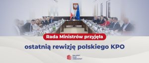 Zdjęcie z posiedzenia ministrów. Ministrowie siedzą za długim stołem, w tle widoczne flagi Polski, Unii Europejskiej oraz godło Polski.