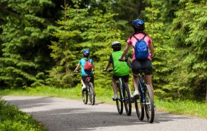 Trójka rowerzystów podczas jazdy na rowerze