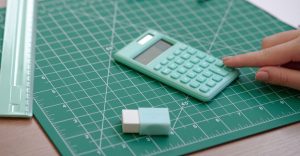 Zbliżenie na zielone materiały matematyczne Canva_licencjafree